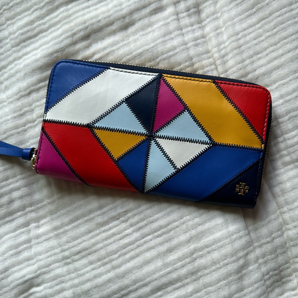 Tory Burch diamond stitch zipper wallet 8inch long 4inch wide